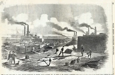 Druck des Baus von Mörserbooten entlang der Küste mit einem Flussboot im Hintergrund